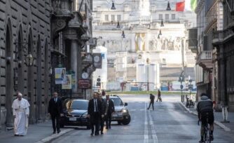 El Papa Francisco salió a la calle para pedir por el fin del coronavirus