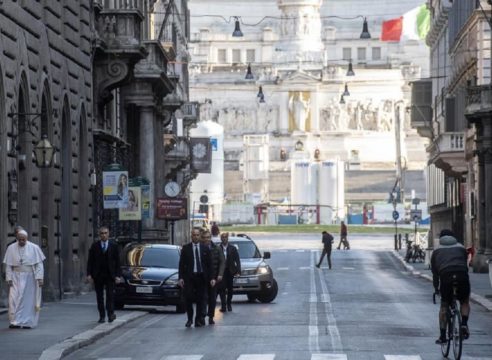 El Papa Francisco salió a la calle para pedir por el fin del coronavirus