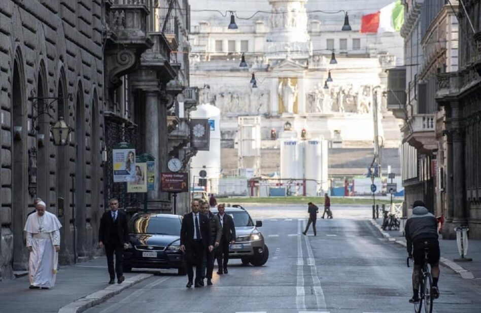 El Papa Francisco salió a la calle para pedir por el fin del coronavirus