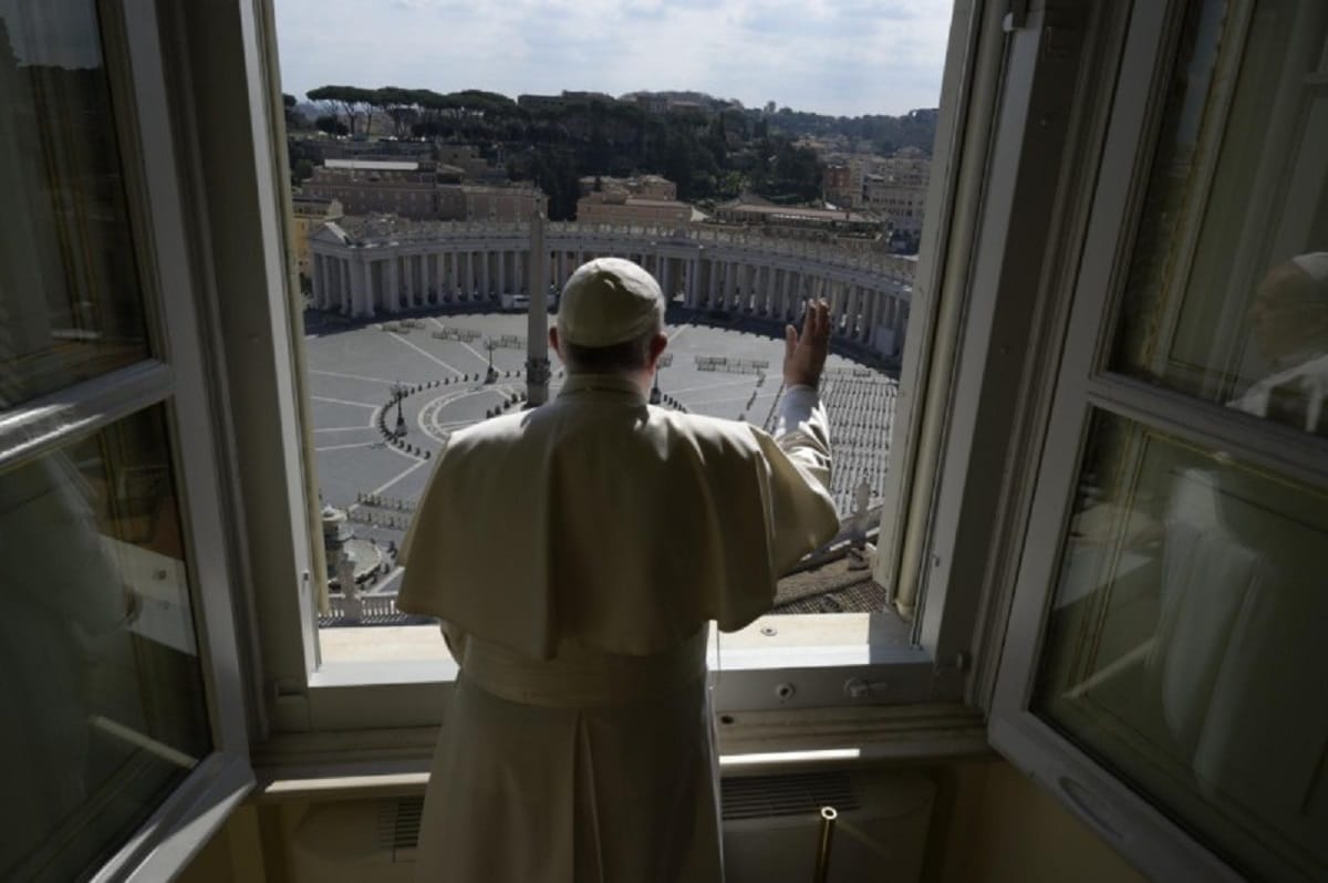 El Papa Francisco bendice a la Plaza de San Pedro, cerrada como medida contra la expansión del COVID-19. Foto: Vatican Media.