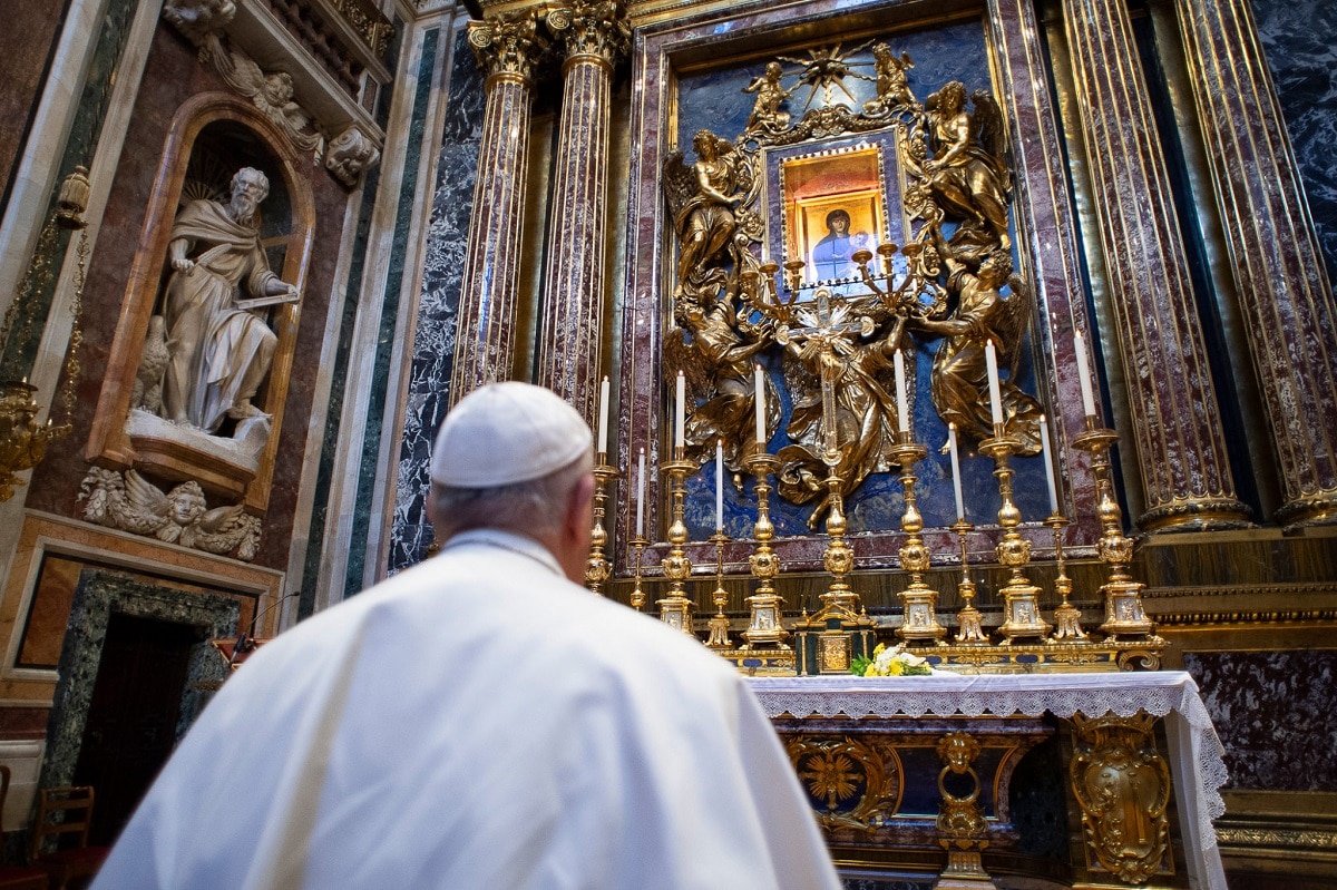 El Papa frente a frente a María Salus Populi Romani. Foto: Vatican Media.