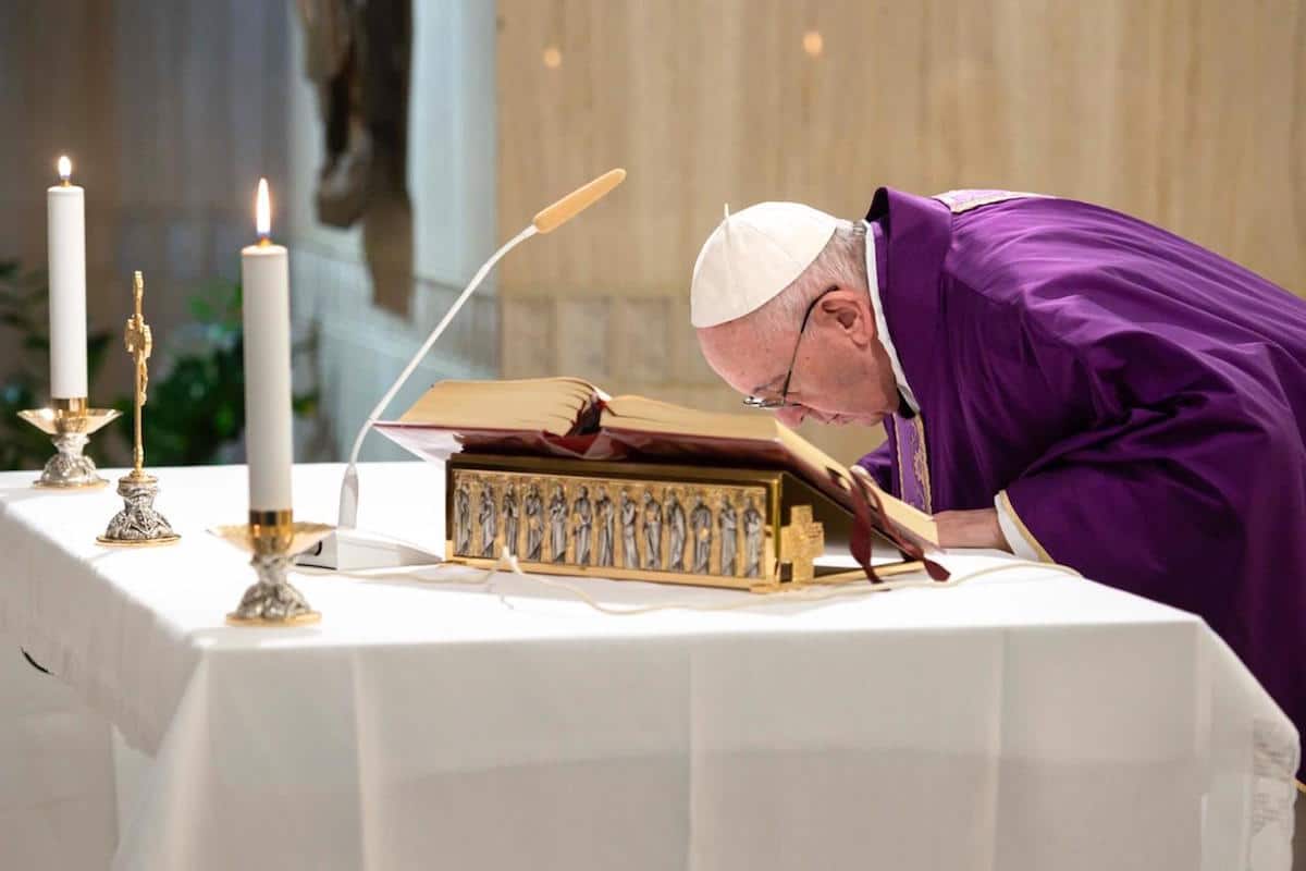 Ante pandemia de coronavirus, el Papa pide rezar por los ancianos
