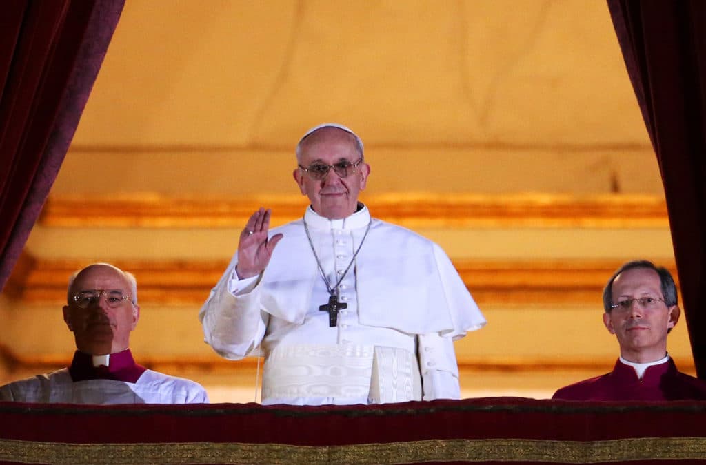 El Papa Francisco se asoma al balcón central de la Basílica de San Pedro el 13 de marzo de 2013. Foto: Vatican Media