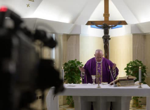 El Papa pide rezar por las autoridades que atienden coronavirus