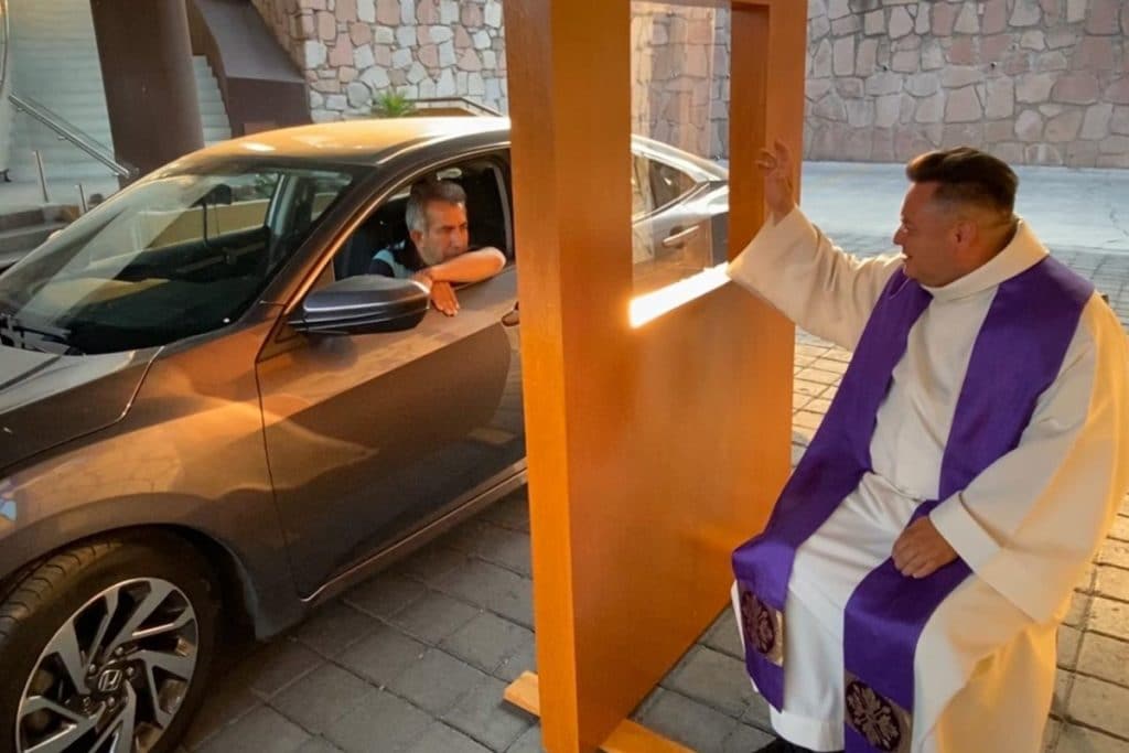 La Parroquia de San Judas, en Interlomas, realiza confesiones a sus fieles en su auto. Foto Cortesía Mons. Carlos Cardona