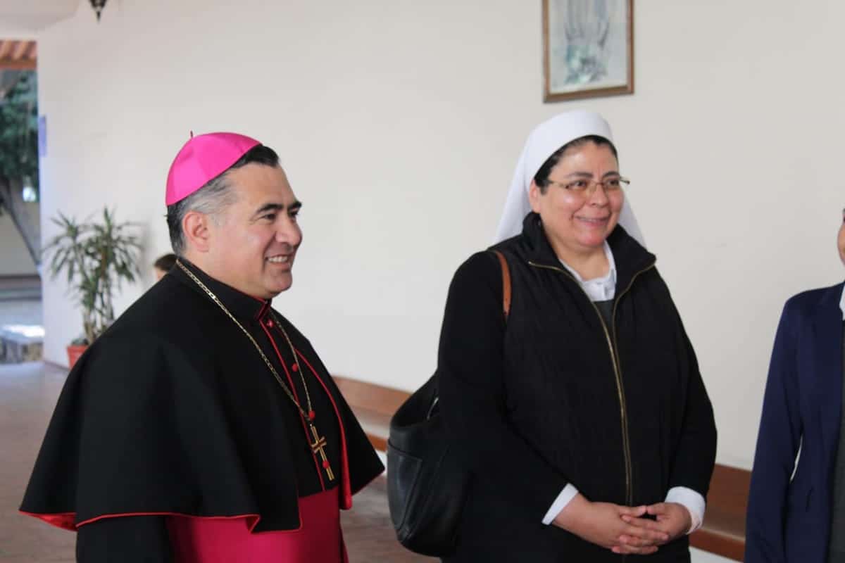 Monseñor Carlos Samaniego, Obispo Auxiliar de la Arquidiócesis de México, saluda a religiosas. Foto: Miguel Ávila