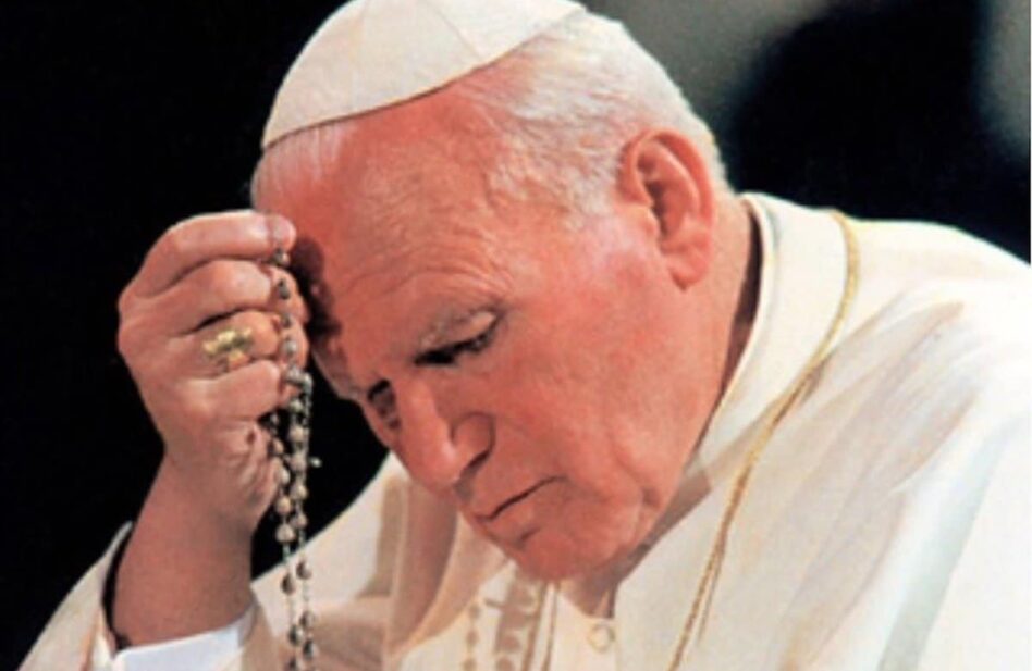 San Juan Pablo II: El Papa que enriqueció el rezo del Rosario
