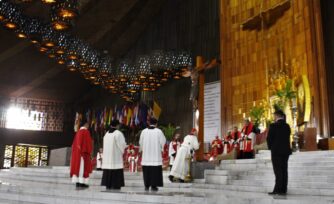 Card. Aguiar: “Besen el crucifijo y agradezcan a Jesús su gran amor”