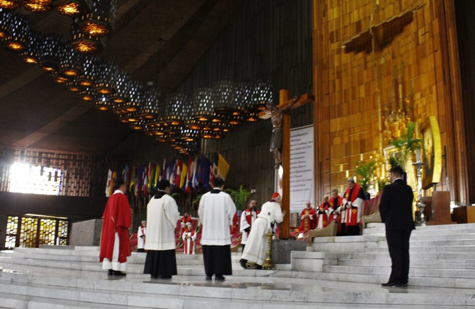 Card. Aguiar: “Besen el crucifijo y agradezcan a Jesús su gran amor”