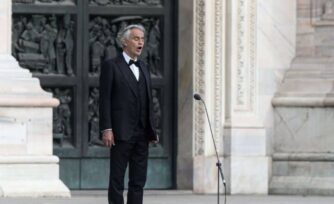 Con una 'plegaria musical', Andrea Bocelli pide por la humanidad