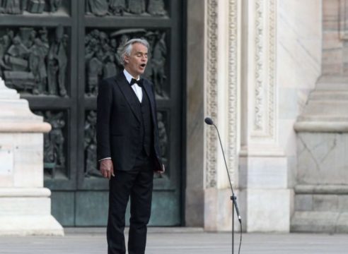 Con una 'plegaria musical', Andrea Bocelli pide por la humanidad