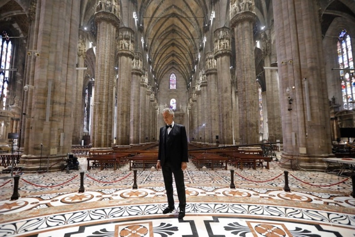 Andrea Bocelli al interior de la Catedral de Milán.