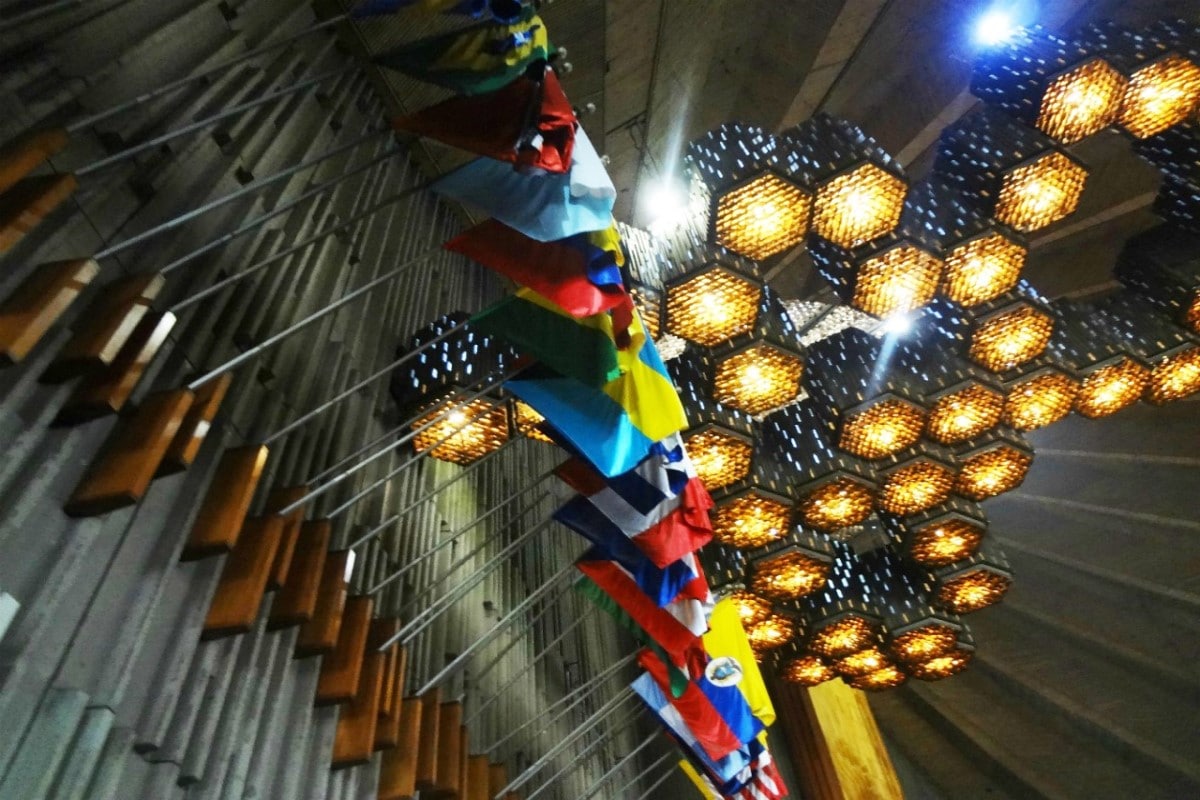 Las banderas al interior de la Basílica, representan las naciones donde está presente la Virgen de Guadalupe. Foto Ricardo Sánchez