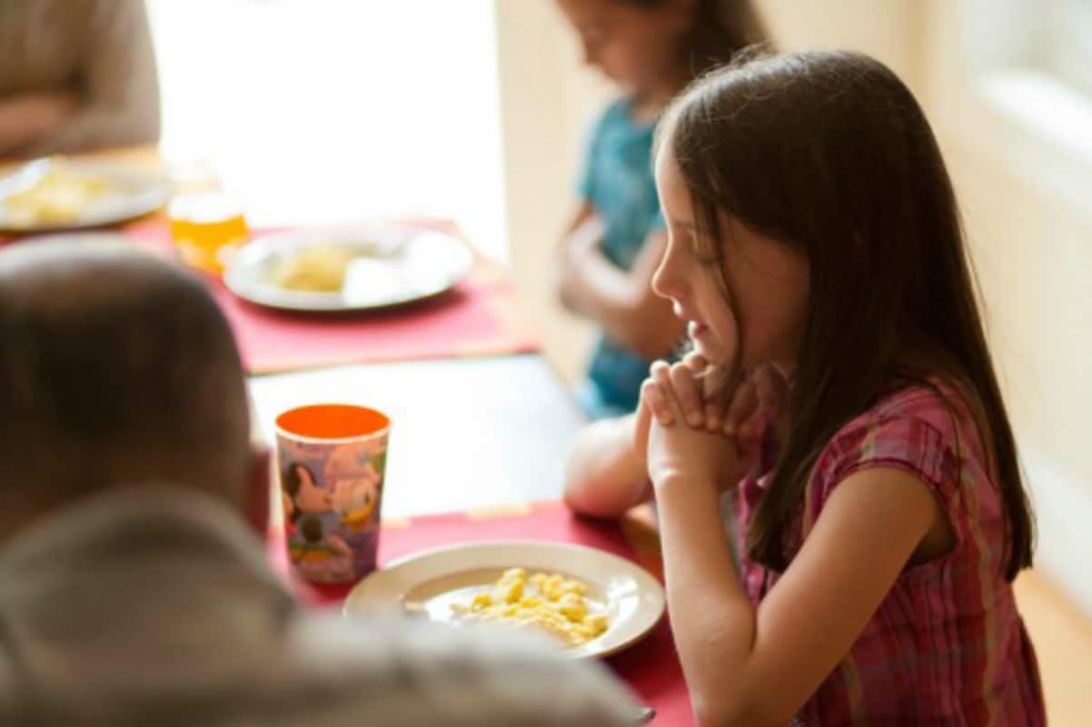 Hacer oración para bendecir los alimentos.