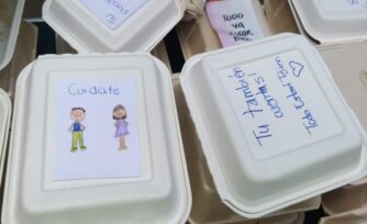 Un plato de comida y un mensaje de amor para los niños en pobreza