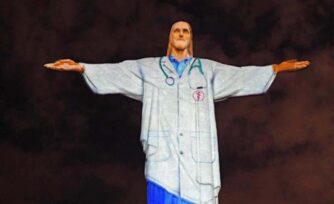 Cristo Redentor de Brasil se viste de médico en honor al personal de salud