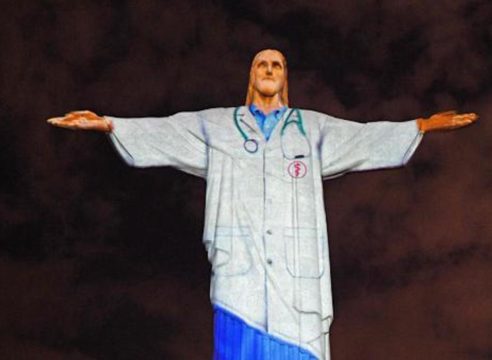 Cristo Redentor de Brasil se viste de médico en honor al personal de salud