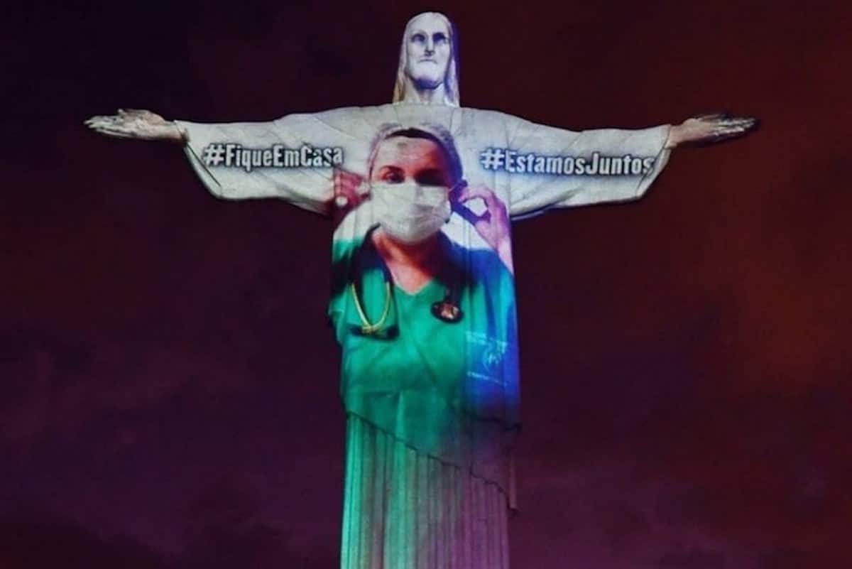 Las imágenes en honor al personal médico fueron proyectadas en el Cristo del Corcovado, en Brasil.