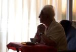 Muchos adultos mayores afrontan la cuarentena en soledad. Foto: 65Ymas.com