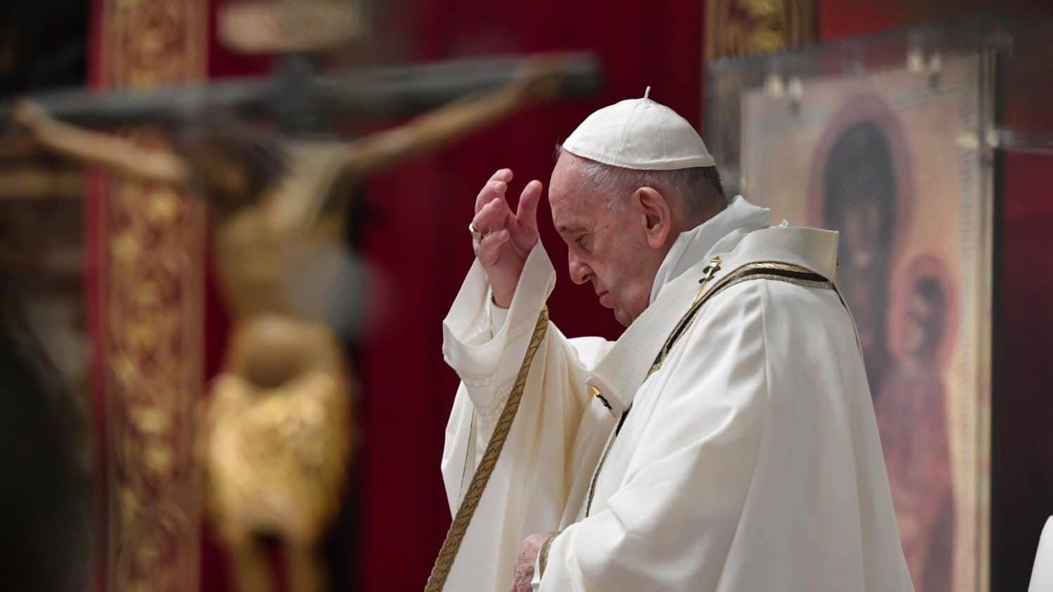 Francisco en la Vigilia Pascual. Foto: Vatican Media.