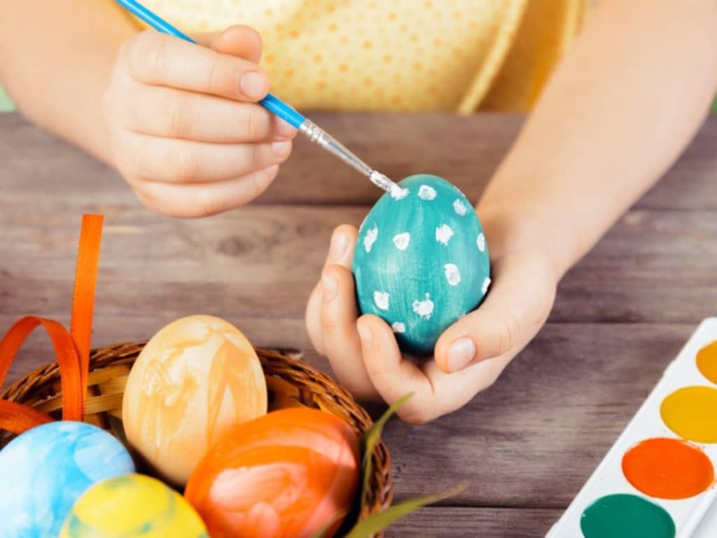 Una tradición en familia puede ser decorar huevos de Pascua.