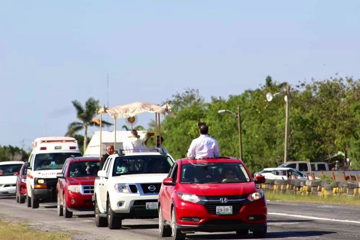 El Santísimo Sacramento recorriendo las calles de la Diócesis de Matamoros. Foto: Twitter @MonsLira