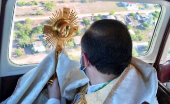 El Obispo de Matamoros lleva el Santísimo a los fieles en avioneta