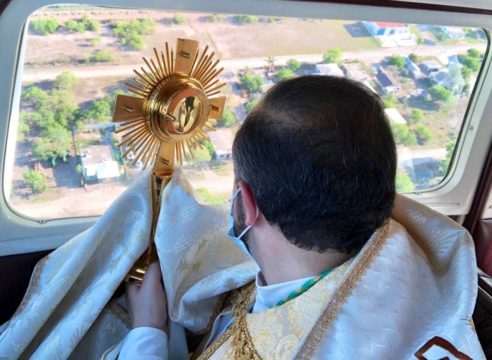 El Obispo de Matamoros lleva el Santísimo a los fieles en avioneta