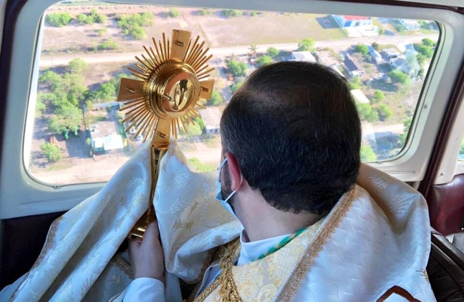 El Obispo de Matamoros lleva el Santísimo a los fieles en avioneta