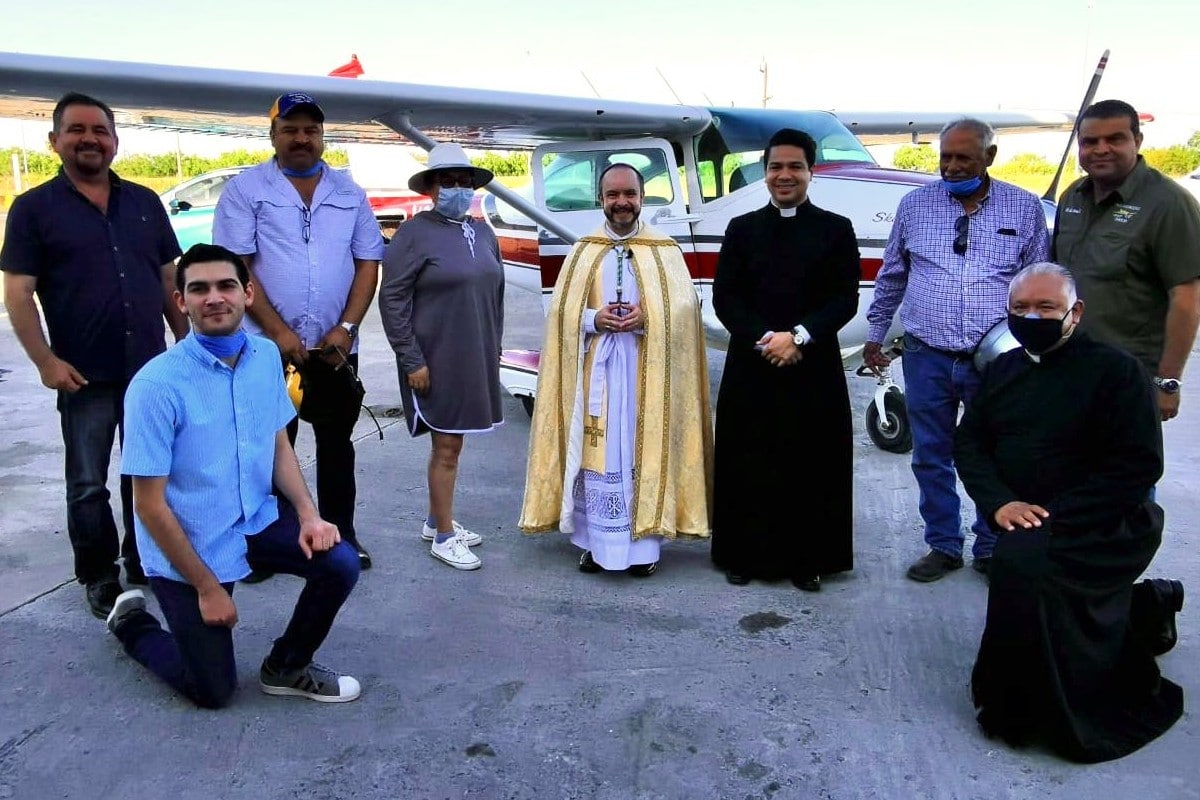 Monseñor Lira con fieles de su comunidad. Foto: Twitter @MonsLira