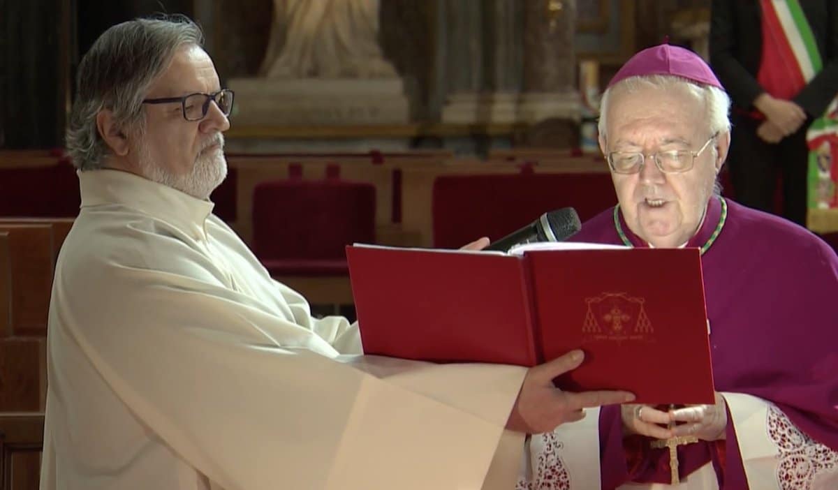 El Arzobispo de Turín, Cesare Nosiglia, celebra una Liturgia de la Palabra ante la Sábana Santa