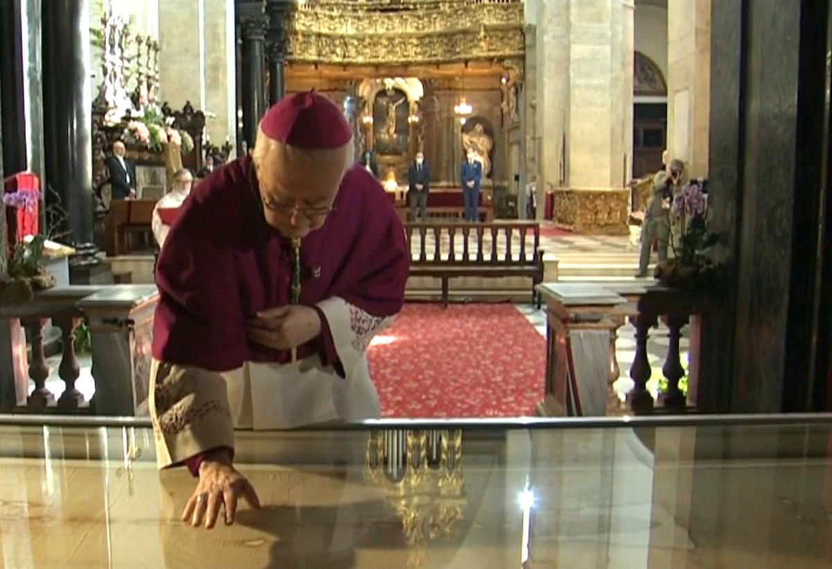Arzobispo de Turín, Cesare Nosiglia, toca la vitrina donde se encuentra la Sábana Santa