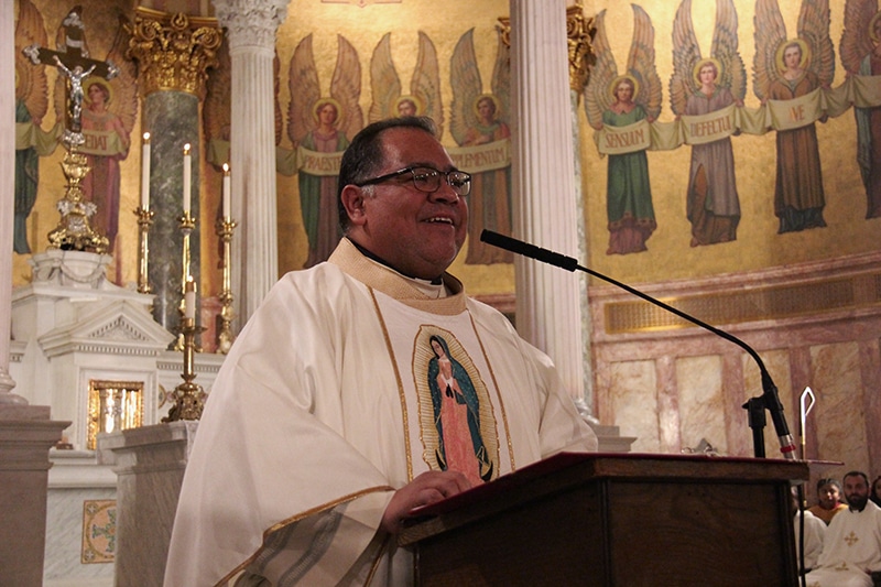 Padre Jorge, celebrando Misa. Foto: Especial.