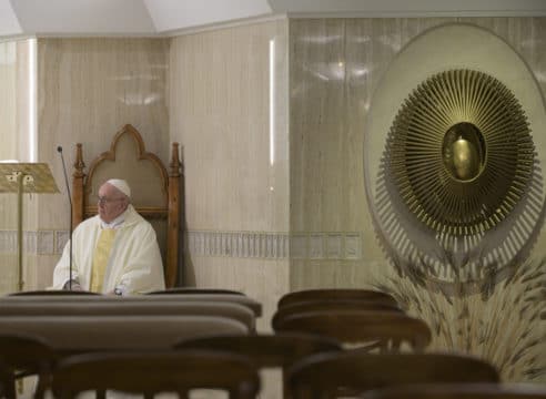 Papa Francisco ora por quienes atienden a discapacitados con COVID-19