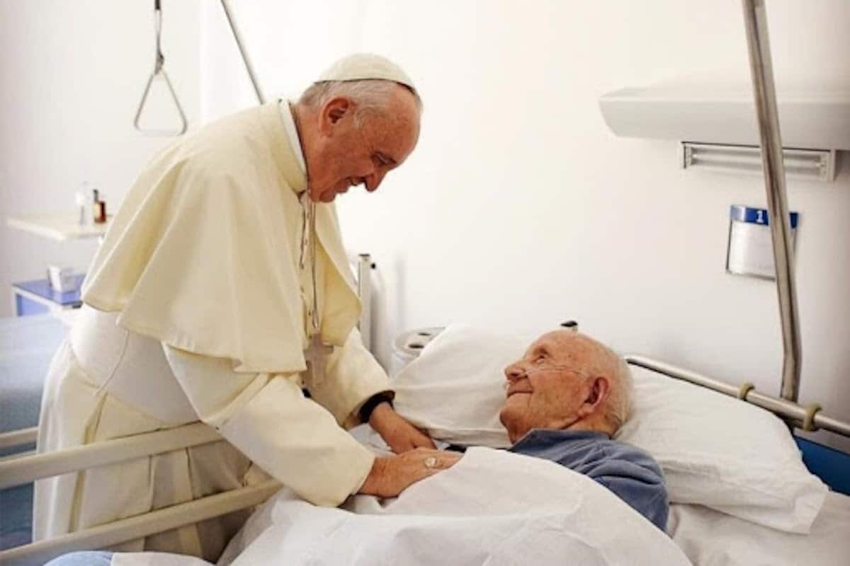 El Papa Francisco visita a un enfermo. Foto: Vatican Media
