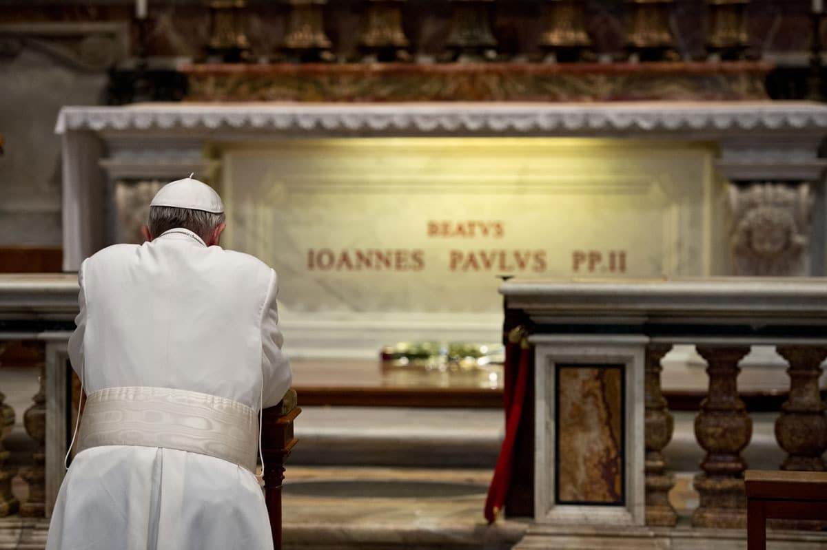 El Papa Francisco rezó ante la tumba de su predecesor el 22 de octubre de 2018. Foto: Proceso