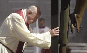 El Papa presidió la celebración de la Pasión del Señor en El Vaticano