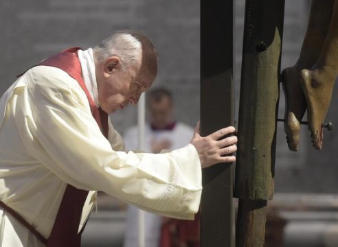 El Papa presidió la celebración de la Pasión del Señor en El Vaticano