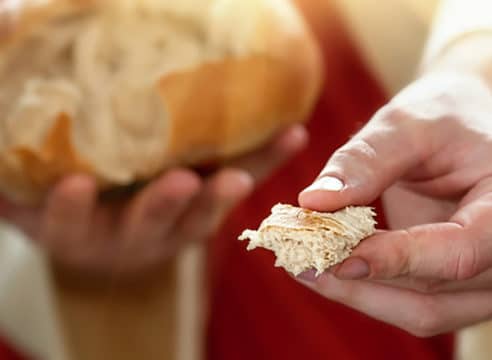 Jueves Santo: ¿Qué es la ofrenda del pan y la manzanilla?
