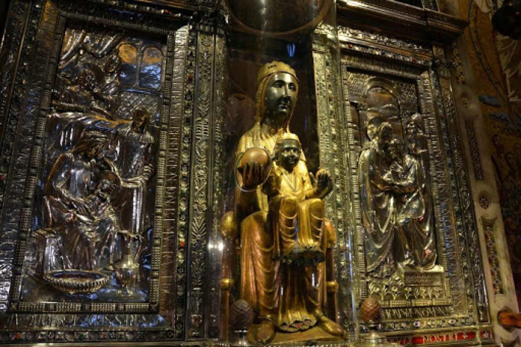 La Virgen de Montserrat, patrona de Cataluña.