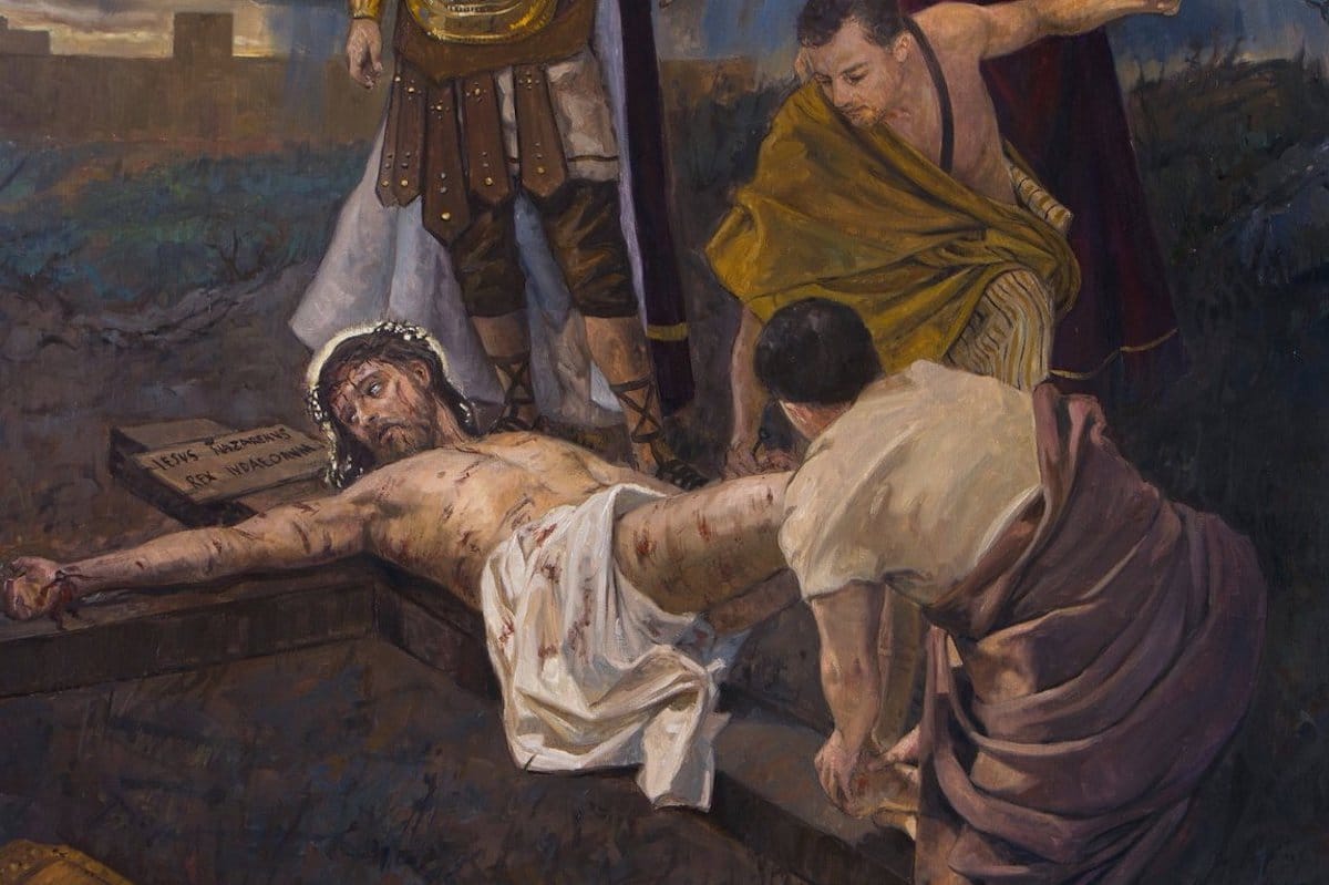 En la decimoprimera estación del Viacrucis Jesús es crucificado.
