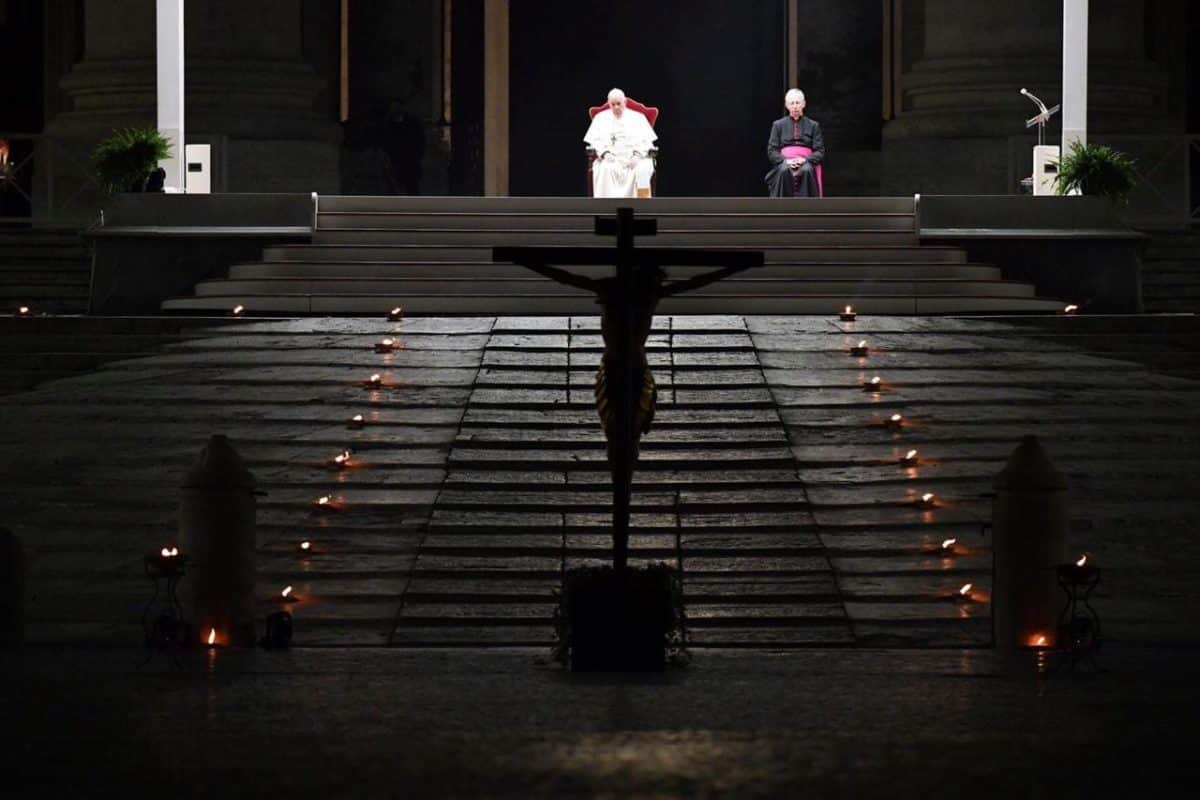 El Papa Francisco en el Viacrucis de este Viernes Santo. Foto: Vatican News.
