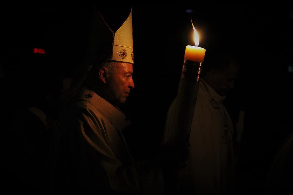 El Arzobispo Primado de México, Carlos Aguiar Retes, en la Vigilia Pascual. Foto: INBG/Cortesía.
