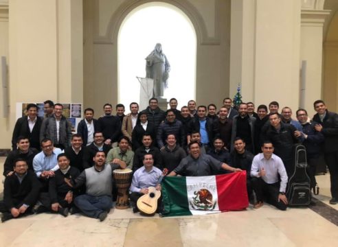 82 sacerdotes y 2 religiosas que estudian en Roma volverán a México