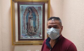 "Me encomiendo a la Guadalupana": camillero de pacientes COVID-19