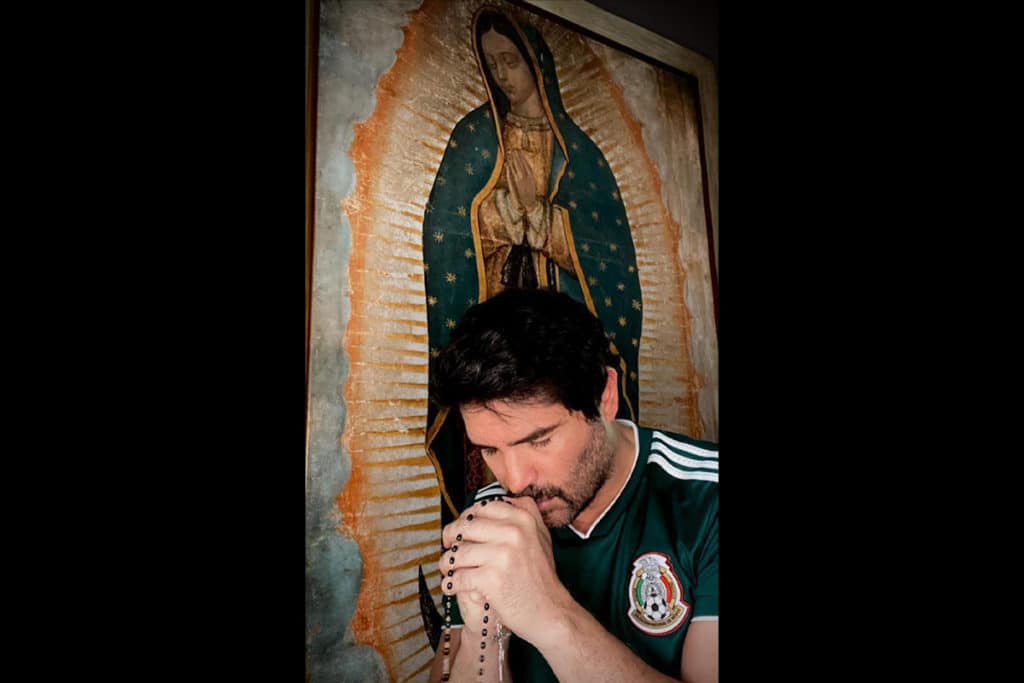 Eduardo Verástegui en el rezo del Santo Rosario. Foto: Cortesía.