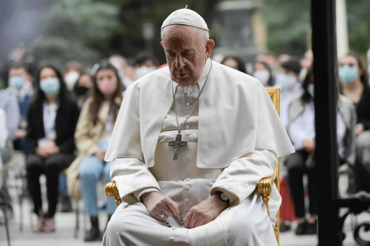 El Papa Francisco reza el Rosario frente a la Gruta de Lourdes, en El Vaticano.
