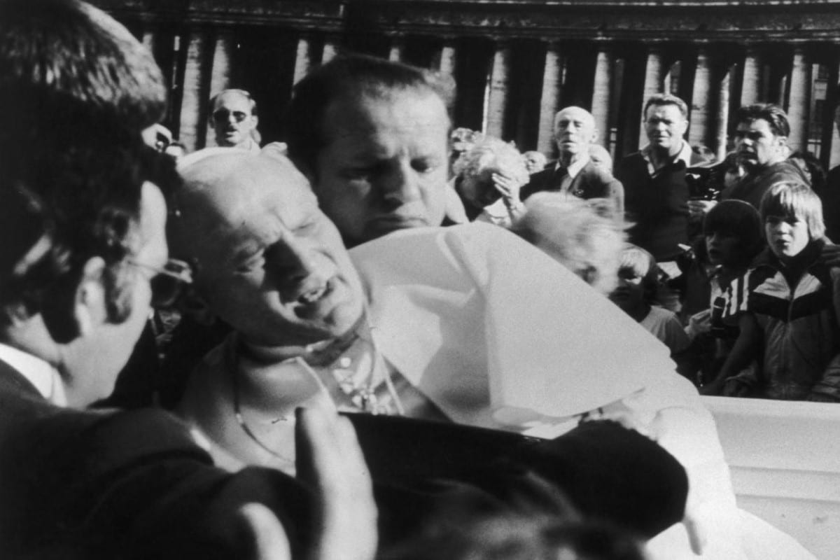 El 13 de mayo de 1981, el Papa Juan Pablo II fue víctima de un atentado.