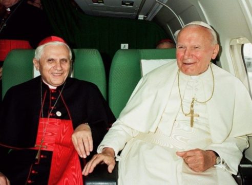 Benedicto XVI reflexiona sobre la grandeza de san Juan Pablo II