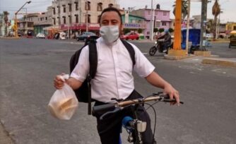 Este sacerdote lleva despensas en bicicleta a los más necesitados